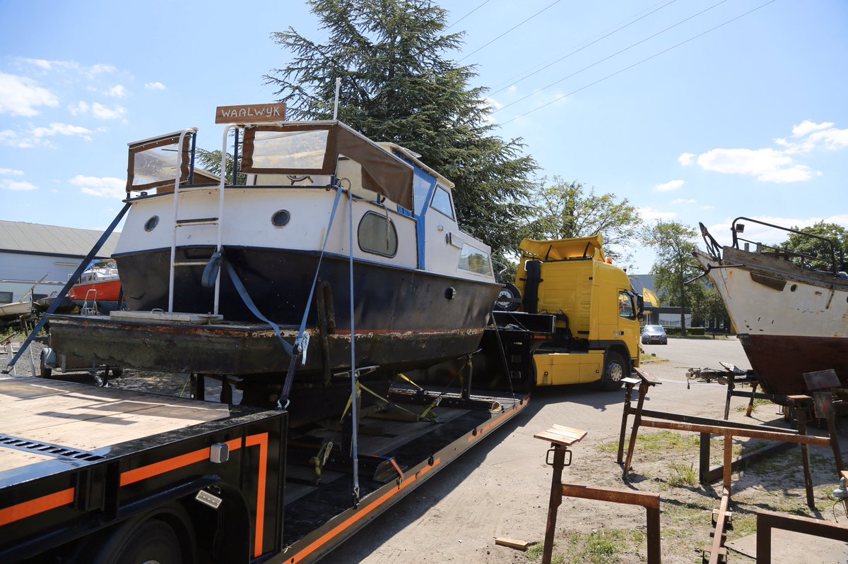 Botenwagen's tweet photo. Groeten uit Wolluk! #boottransport #dieplader #watersport #varendoejesamen #boottransporte #boattransport #jachttransport #botenwagen #lowloader #volvo #volvotrucksnl https://t.co/S3cYoPqo9e