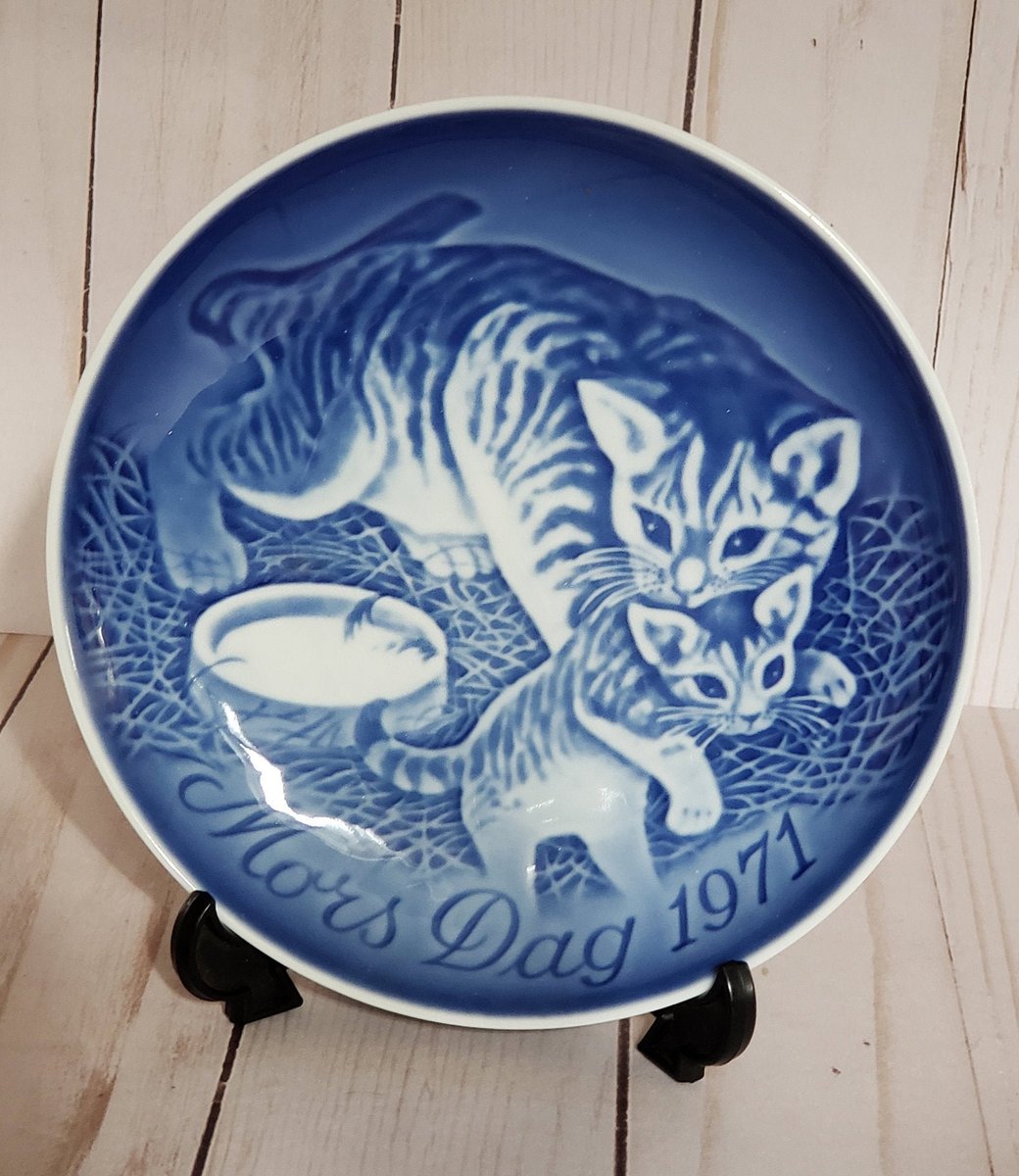 Vintage B&G Mother's Day 1971 Blue and White Decorative Plate Featuring Mother Cat With Kitten From Bing and Grondahl Copenhagen Porcelain https://t.co/mwVZfCGCF4 #vintage #decorativeplate #limitededition #collectible #collection #retro #friend #mothersday #mother https://t.co/CMCVDSxL7H