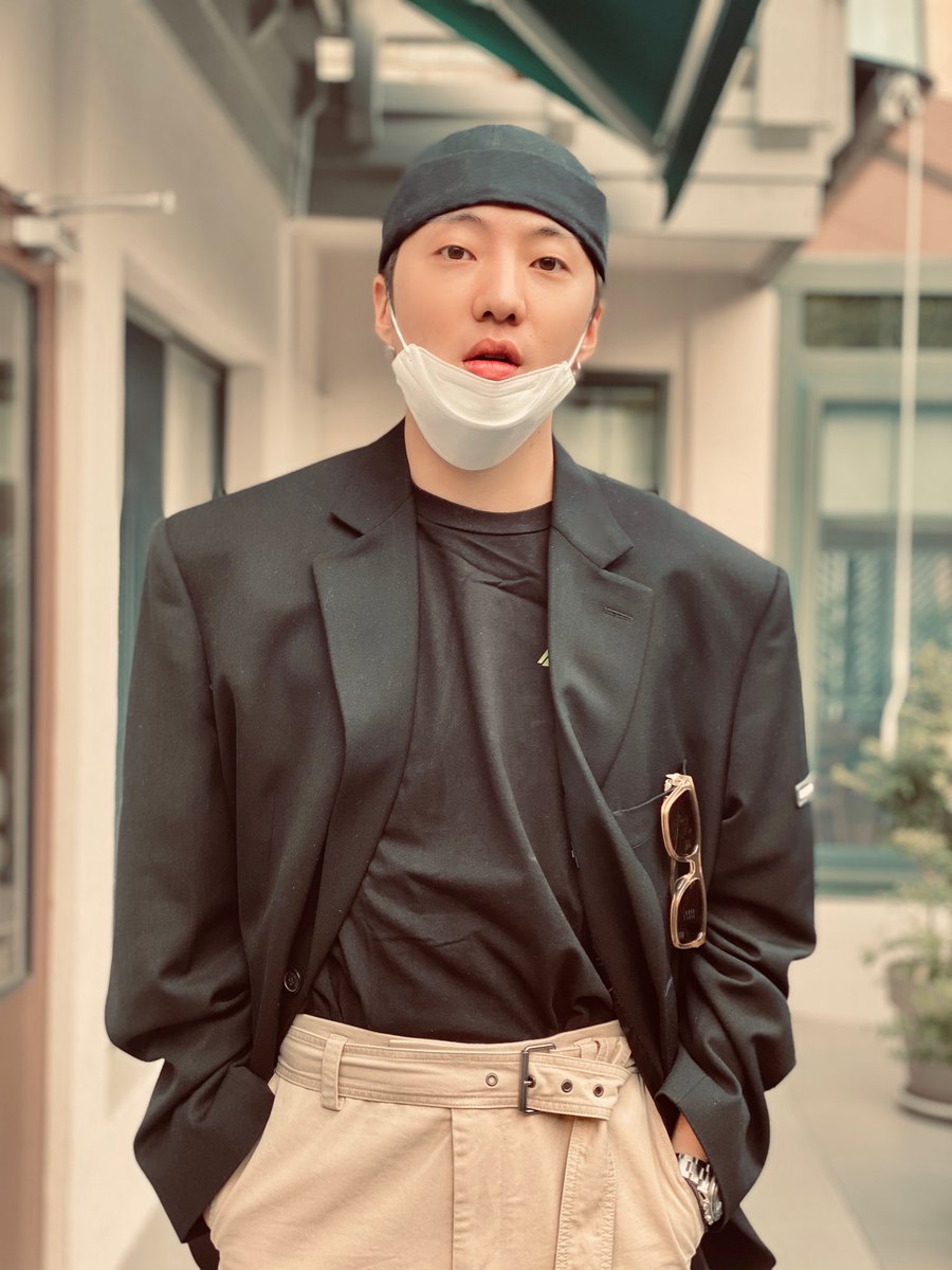 이 정도면 습관성 윙크 같아요 .. ㅎㅎ