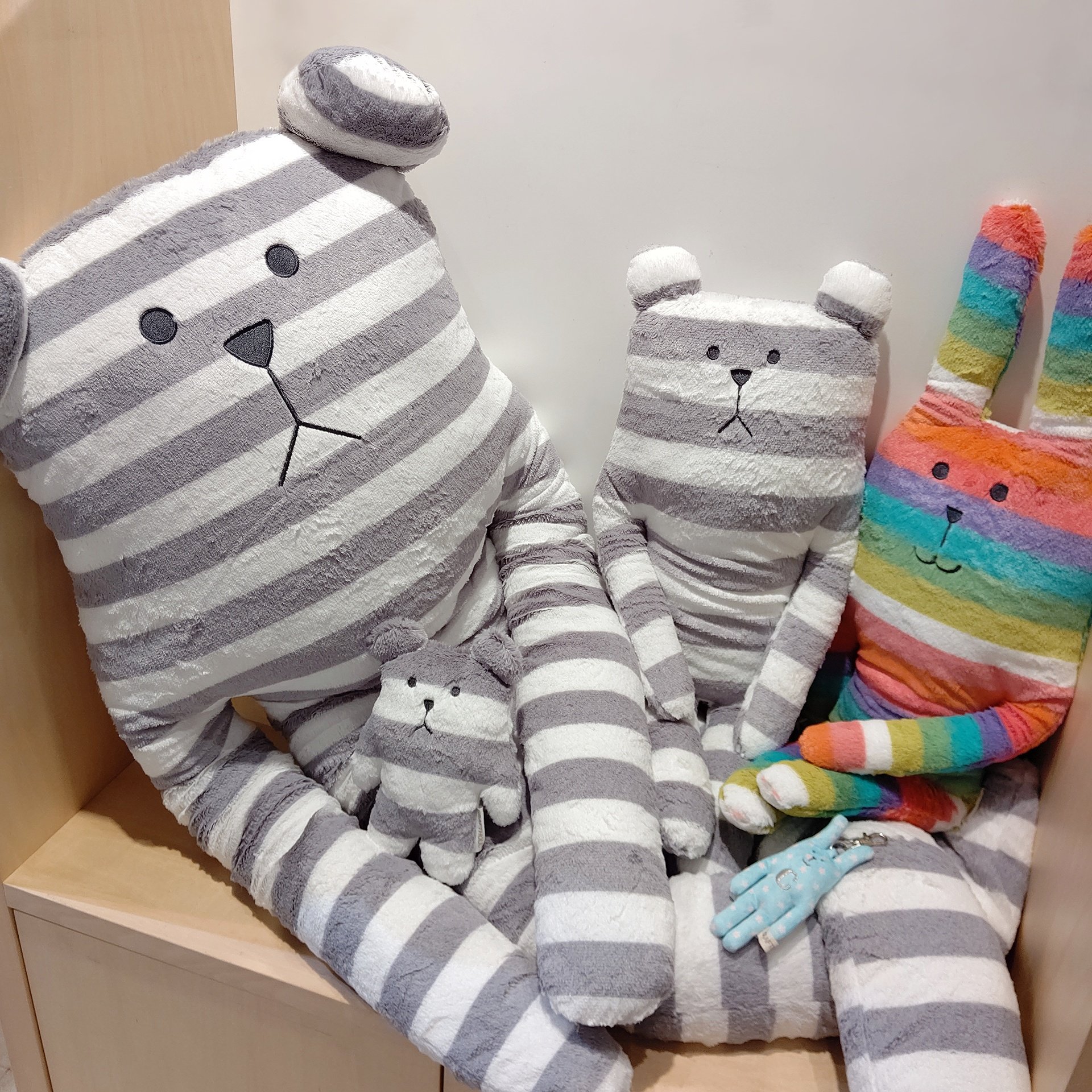 Craftholic 直営店公式 直営店より 欠品中だった一部アイテムが再入荷致しました 抱き枕xlサイズ Mサイズ ピロークッションssサイズ イニシャルチャームc 各店入荷状況 取り扱い商品が異なります Craftholic クラフトホリック T Co