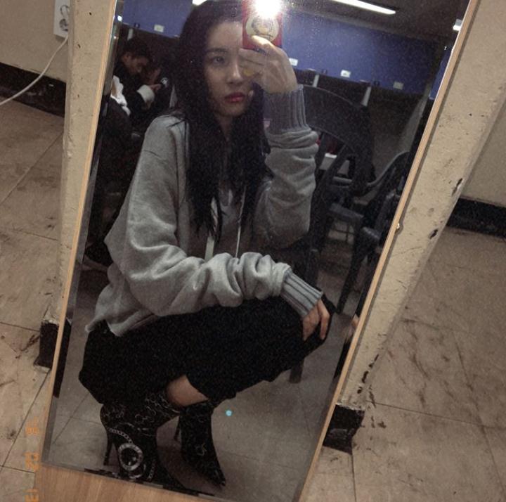 kataicore's tweet photo. Hoy decidí tener una noche animada y eso es como una manera distinta de pedir some #MagicHoursWithTXT, esta vez traigo #CROWN que fue mi canción favorita desde su versión coreana pero debo decir que la japonesa me gustó más. Le doy cinco estrellitas doradas. https://t.co/sLHEkQrO4n