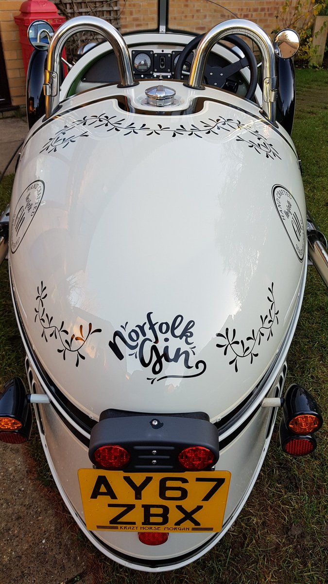 norfokgin's tweet photo. Wouldn't it be lovely to go for a long drive. Drifting through the Cotswolds, dropping down from Birdlip Hill, through the Forest up to Sugar Loaf and over the Beacons and down again to wend into Pembrokeshire to visit my Dad. Hopefully soon. #family https://t.co/fp0A3ylJaP
