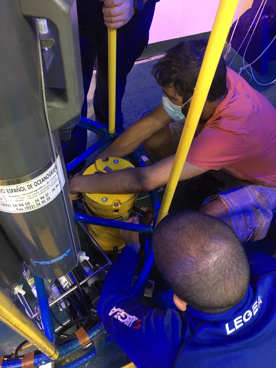 IEO_Cadiz's tweet photo. A pesar de las dificultades nuestros compañeros continuan monitorizando las variables oceanográficas del #golfodeCádiz en la campaña #STOCA 38.
#yDespuésDicenQueLasSeriesTemporalesSonCaras https://t.co/1RJy2A3W2s