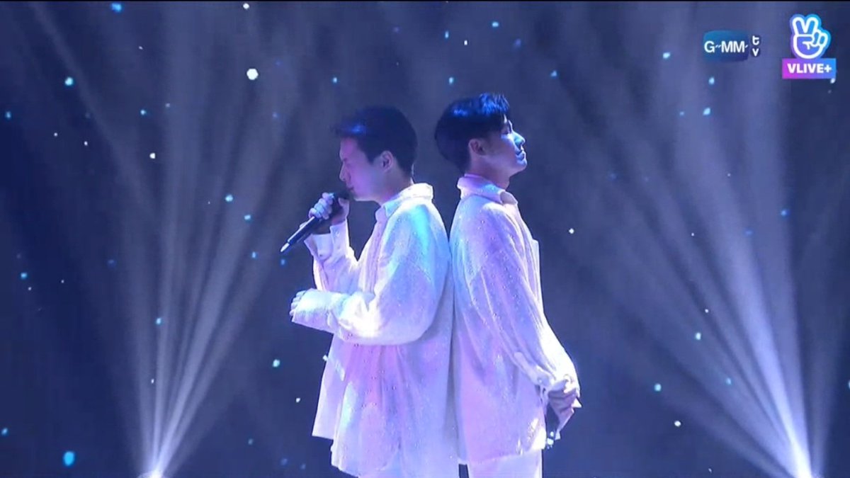 ttwnvh's tweet image. I&apos;M NOT CRYING. YOU ARE. 
#GlobalLiveFMxKristSingto