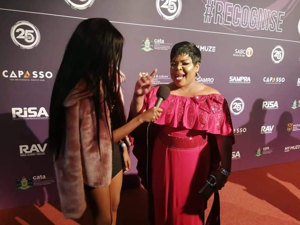 Hunadi_theHost's tweet image. Lenaaa 😊👌 last year I did #redcarpet for #SAMA25 and I had to interview the best in SA Music. @DJTira @Rebecca_Malope_ @Lady_Zamar and @Hollyreymusic ❤️. I still believe that one day as taughbit is, I will host the SAMAs
It's just a dream. 😊👌