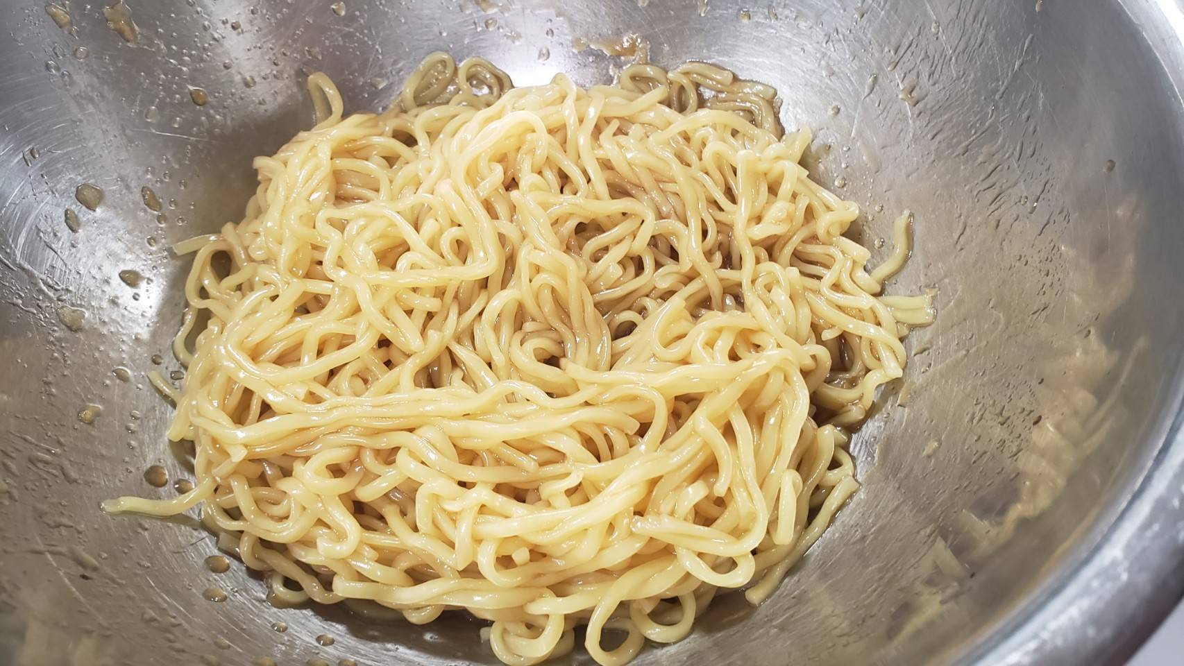 リュウジ 料理のおにいさんバズレシピ 冷し中華と油そばを合体させたらお店レベルの超旨い一杯が爆誕しました マルちゃん正麺で作る 冷し中華あぶらそば 丼に付属のタレ ごま油小2 おろしにんにく半片入れ混ぜ 麺を