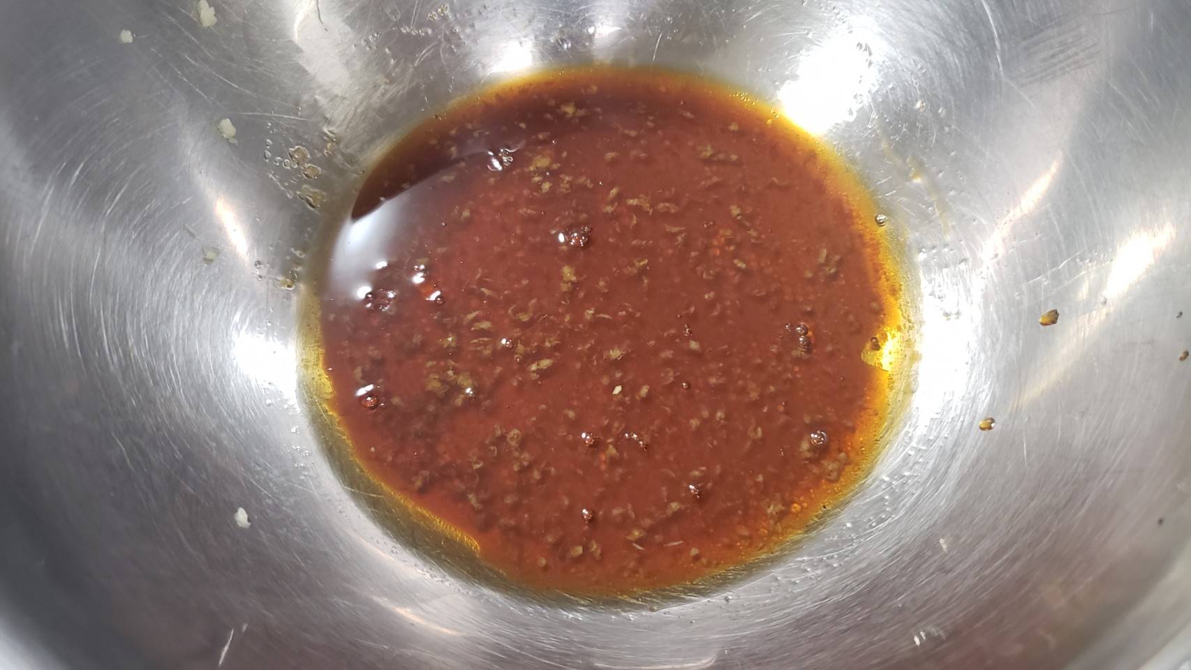 リュウジ 料理のおにいさんバズレシピ 冷し中華と油そばを合体させたらお店レベルの超旨い一杯が爆誕しました マルちゃん正麺で作る 冷し中華あぶらそば 丼に付属のタレ ごま油小2 おろしにんにく半片入れ混ぜ 麺を表示通りに茹で冷やし 水気を切り