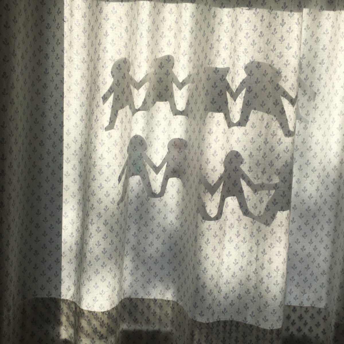 rebecca_cobb's tweet photo. I love the shadows we get at the moment from having key worker paper dolls in the window. @MacmillanKidsUK #CrafternoonKids #JuliaDonaldson #TheKidsTable https://t.co/vwizEpWt0y