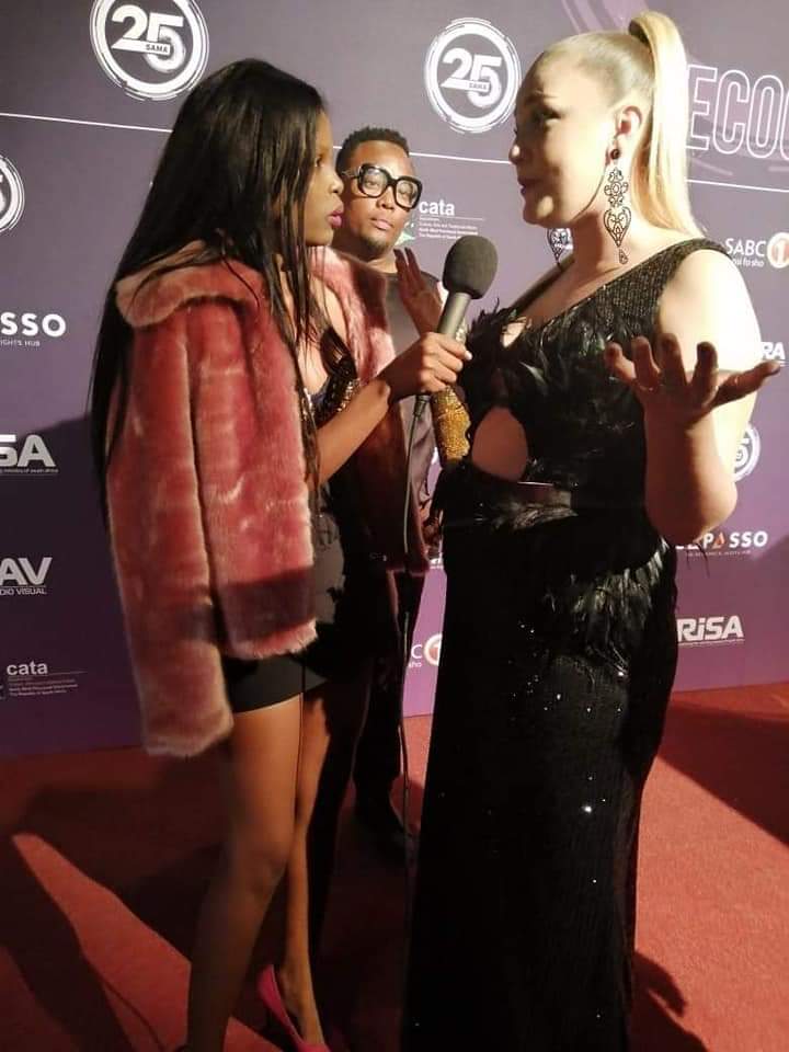 Hunadi_theHost's tweet image. Lenaaa 😊👌 last year I did #redcarpet for #SAMA25 and I had to interview the best in SA Music. @DJTira @Rebecca_Malope_ @Lady_Zamar and @Hollyreymusic ❤️. I still believe that one day as taughbit is, I will host the SAMAs
It's just a dream. 😊👌