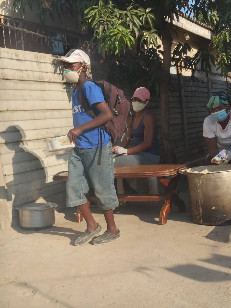 Semalho's tweet image. Late post

Day 45 (yesterday)
Porridge: 737 children
Supper: 1699 people

We have also initiated the registration of the kitchen as per the requirements asked of us by the municipality of Chitungwiza. 

#covid19lockdownreliefkitchen