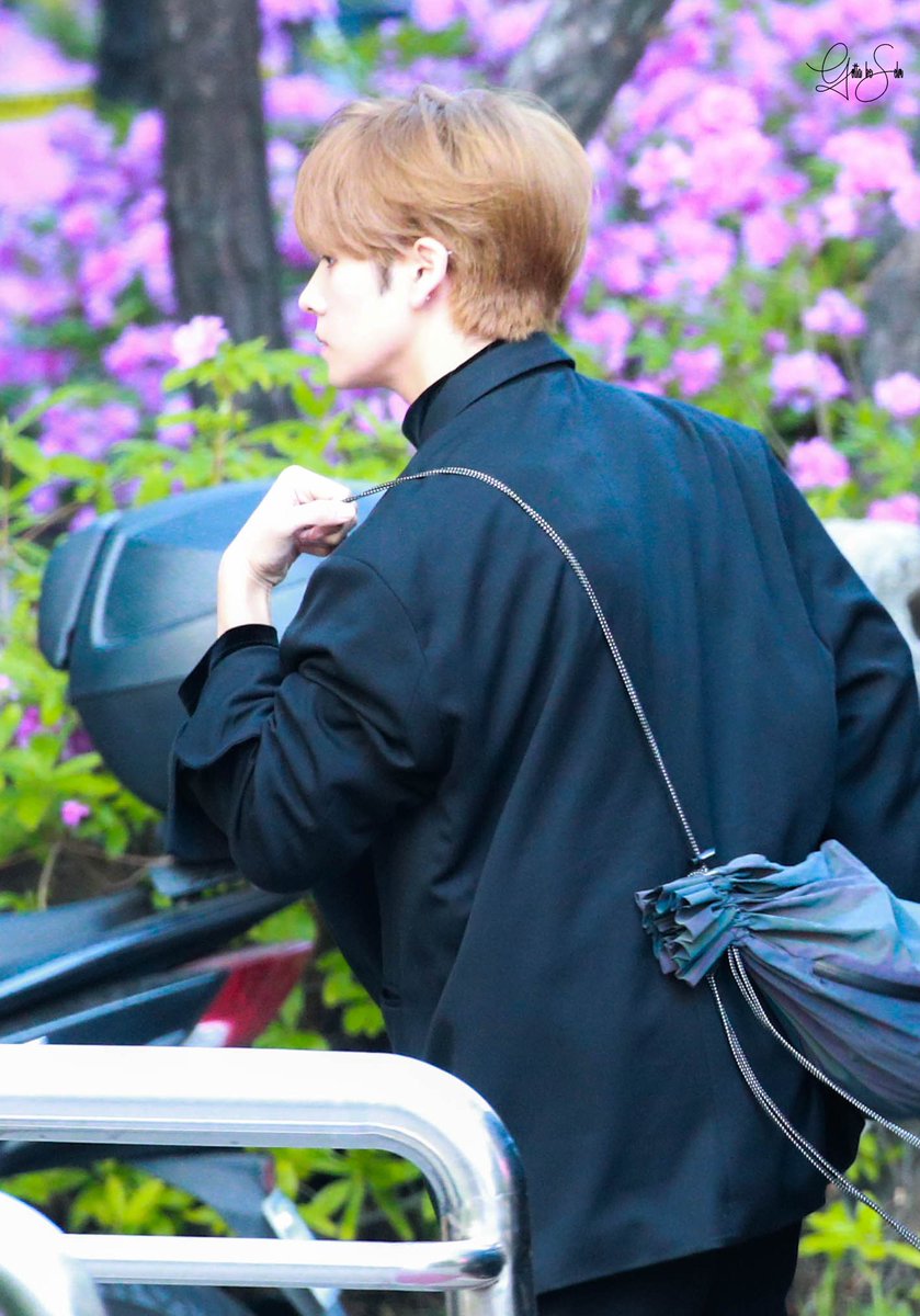 3O3healing__'s tweet photo. CROSSBODY REFLECTIVE BAG $60.00 ประมาณ2,000บาท ทำไมรูปฟิล์ม​น้องปาเก๋าขาวจั้วะเลย https://t.co/mgS0Ekhi9a