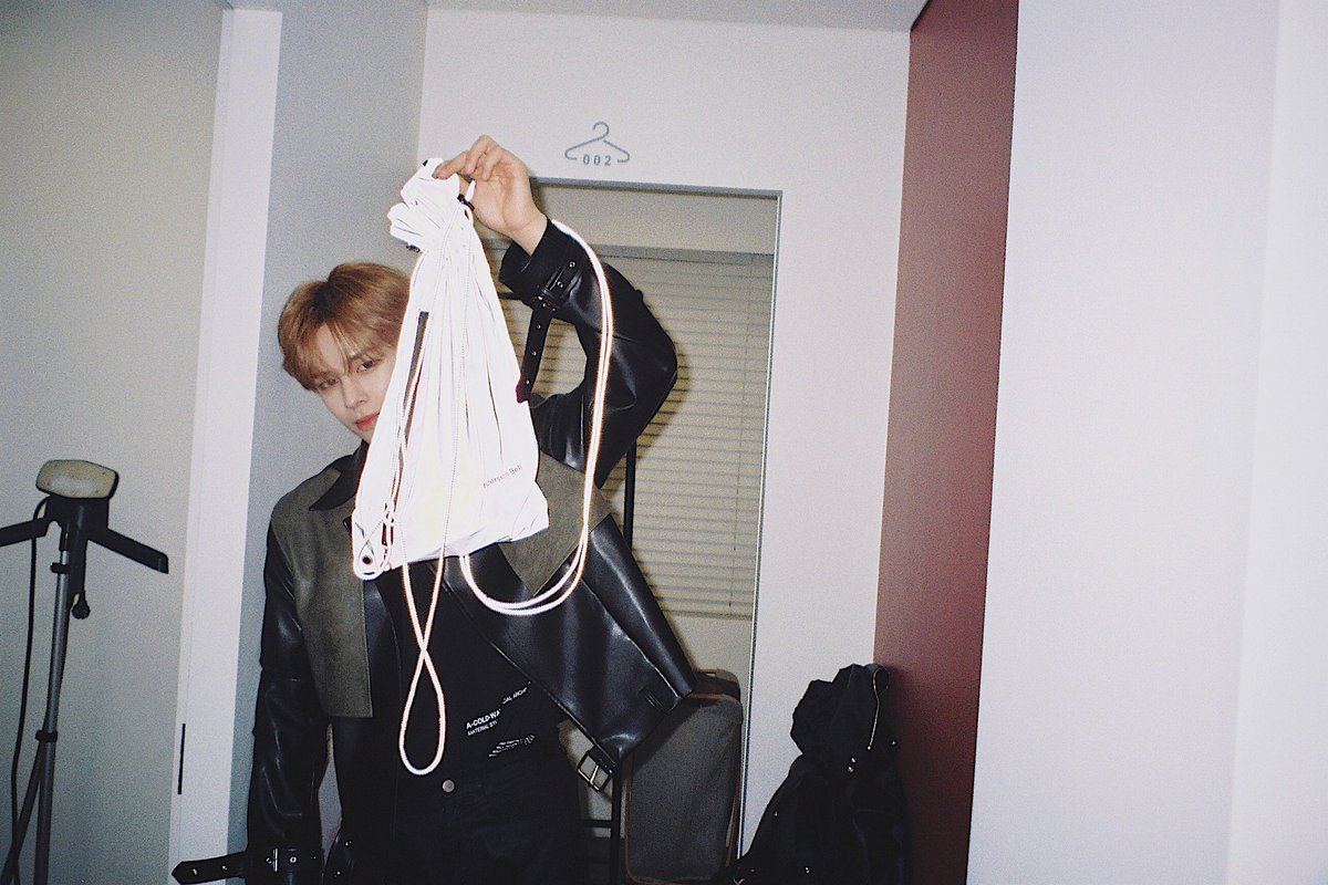 3O3healing__'s tweet photo. CROSSBODY REFLECTIVE BAG $60.00 ประมาณ2,000บาท ทำไมรูปฟิล์ม​น้องปาเก๋าขาวจั้วะเลย https://t.co/mgS0Ekhi9a