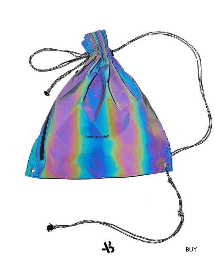 3O3healing__'s tweet photo. CROSSBODY REFLECTIVE BAG $60.00 ประมาณ2,000บาท ทำไมรูปฟิล์ม​น้องปาเก๋าขาวจั้วะเลย https://t.co/mgS0Ekhi9a