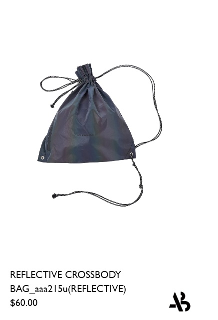 3O3healing__'s tweet photo. CROSSBODY REFLECTIVE BAG $60.00 ประมาณ2,000บาท ทำไมรูปฟิล์ม​น้องปาเก๋าขาวจั้วะเลย https://t.co/mgS0Ekhi9a