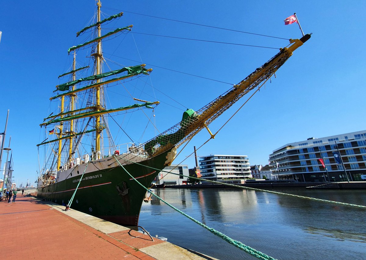sailbhv's tweet photo. Die Alexander von Humboldt II hat gerade in #Bremerhaven festgemacht. Welch Glanz in unserem Hafen! Bis zum 25. Juni kann sie besichtigt werden. Open ship gibt es allerdings nicht. @DSST_de #bremerhavenerleben #sailbremerhaven #flaggschiff https://t.co/3wYeXLBMt7