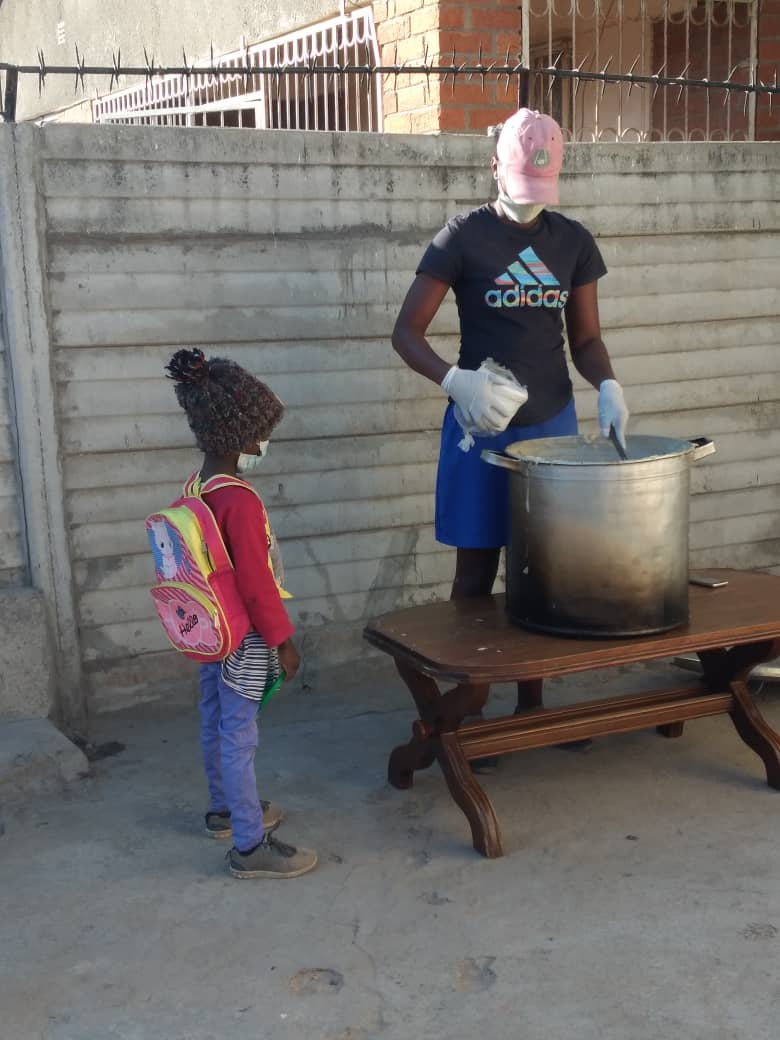 Semalho's tweet image. Late post

Day 45 (yesterday)
Porridge: 737 children
Supper: 1699 people

We have also initiated the registration of the kitchen as per the requirements asked of us by the municipality of Chitungwiza. 

#covid19lockdownreliefkitchen