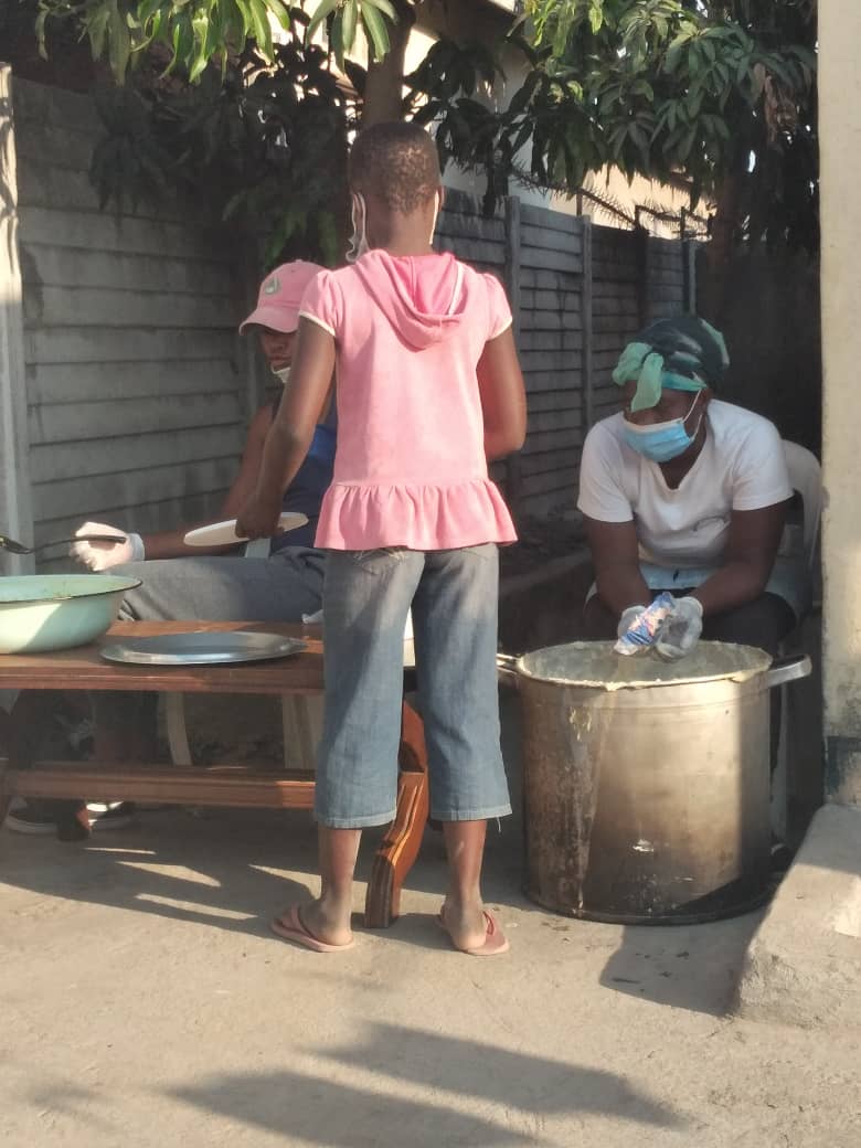 Semalho's tweet image. Late post

Day 45 (yesterday)
Porridge: 737 children
Supper: 1699 people

We have also initiated the registration of the kitchen as per the requirements asked of us by the municipality of Chitungwiza. 

#covid19lockdownreliefkitchen