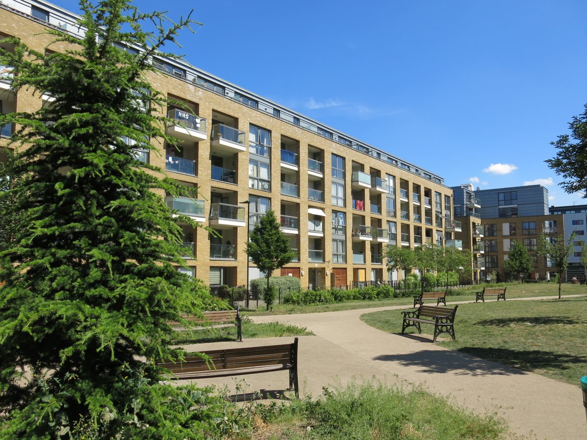 1/ THREAD: a bike ride through Islington to Canonbury, starting at the new Packington Estate, designed by Pollard Thomas Edwards for the Hyde Housing Association. It's a mixed development scheme comprising 790 homes: 300 for private sale and 490 for social rent.