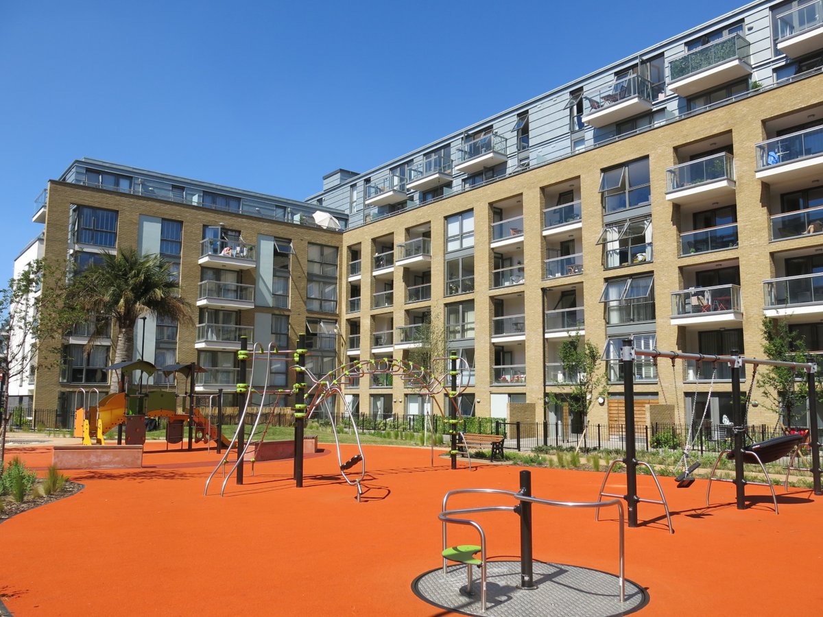 1/ THREAD: a bike ride through Islington to Canonbury, starting at the new Packington Estate, designed by Pollard Thomas Edwards for the Hyde Housing Association. It's a mixed development scheme comprising 790 homes: 300 for private sale and 490 for social rent.