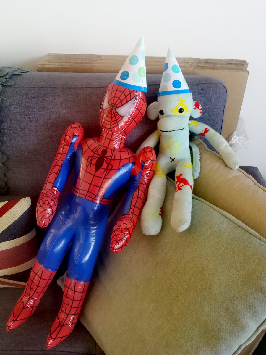 KiwiRowebot's tweet photo. First birthday party with the kiwi folk.
Welcome to #GenerationZoom 😂 https://t.co/p5YuELuwbJ