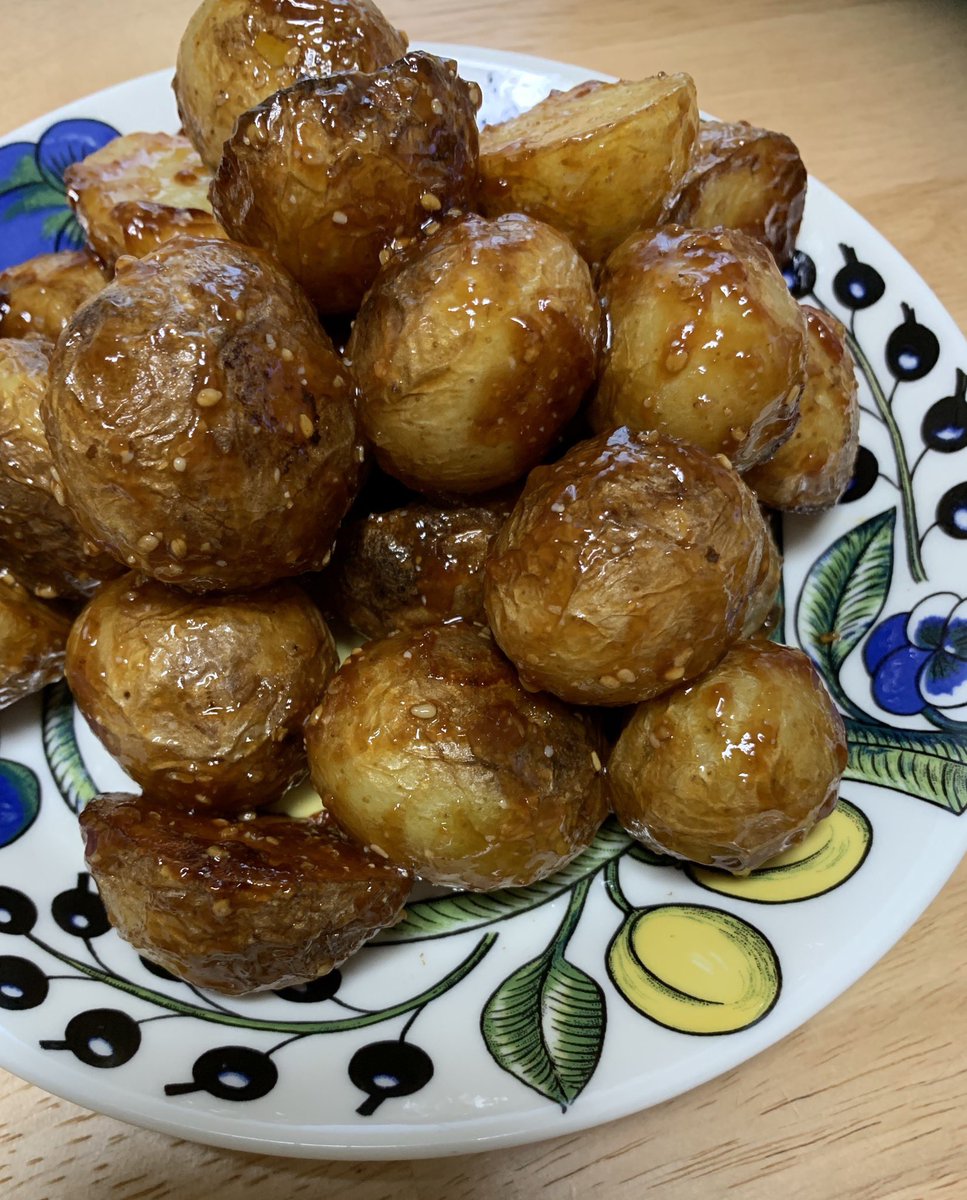 あかべこ على تويتر 味噌かんぷら 新じゃがを揚げ煮 面倒なのでレンチン後揚げる 仙台味噌と砂糖同量混ぜてフライパンで煮詰めて芋と絡める 目分量の砂糖 多かったかも
