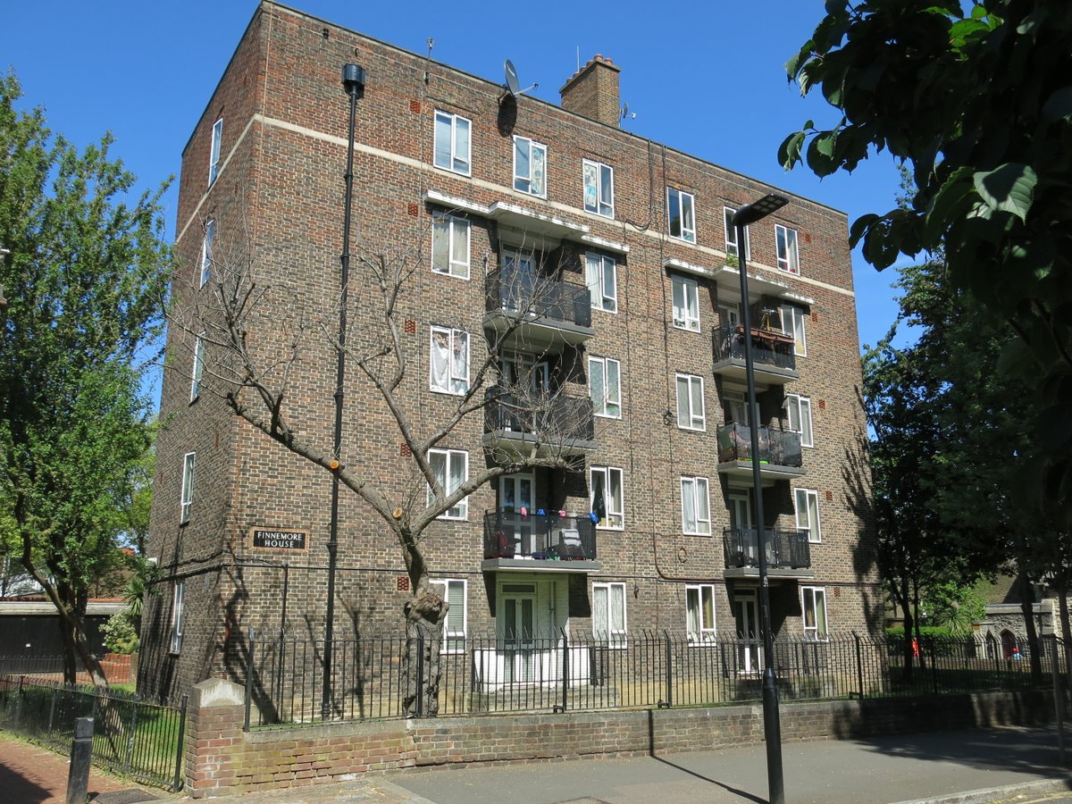 4/ Moving north across Prebend Street you come to the Cumming (no ‘s’!) Estate and Finnemore House. It’s an early post-war London County Council scheme built to a tried and trusted formula – a five-storey, walk-up, balcony access tenement block.