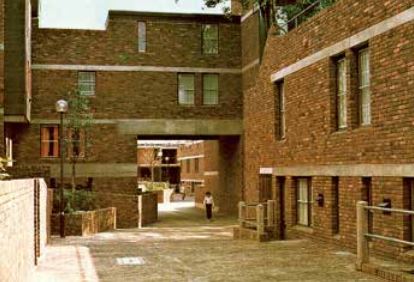 14/ The estate was designed by Darbourne and Dark: a series of streets and alleys of mostly family houses with gardens around a series of green spaces. Here’s an early image and surviving sign.