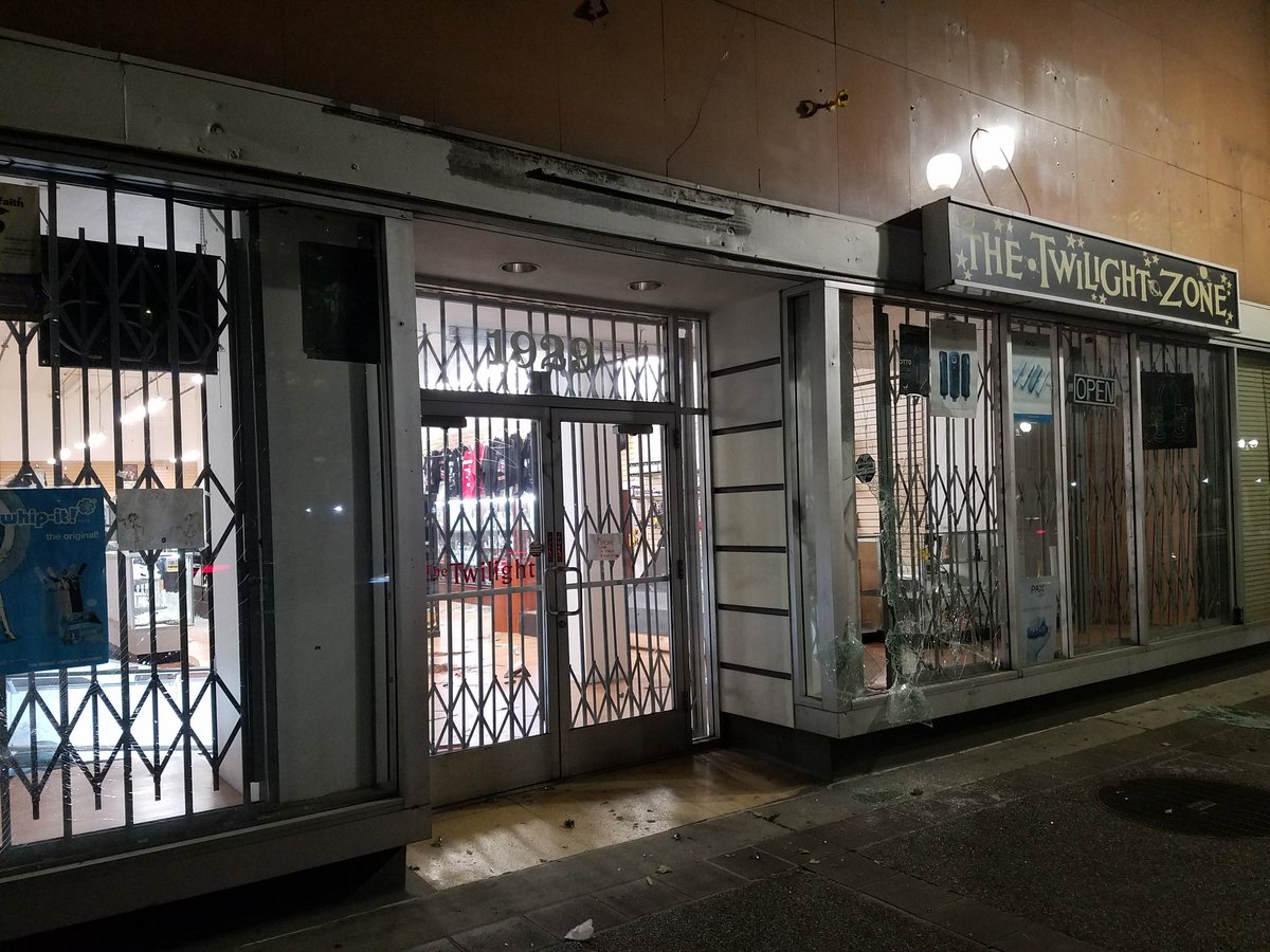First arrest witnessed tonight. OPD says crowd took $30k worth of merchandise from Twilight Zone store further up Broadway and arrestee was last one out, caught with property in hand. Owner grabbed items from sidewalk and went back inside, locked doors.