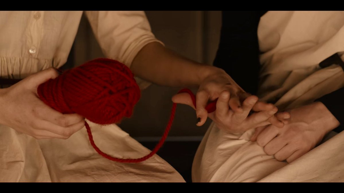  MERAH—tali yg digunakan untuk mengalungkan koin pd anak-anak yg menghilang—Martha dengan Ariane's thread nya dan simpul tali yg ditemukan Jonas di sepedanya—tambang berwarna merah yg mengikat ke "ouroboros" dlm gua