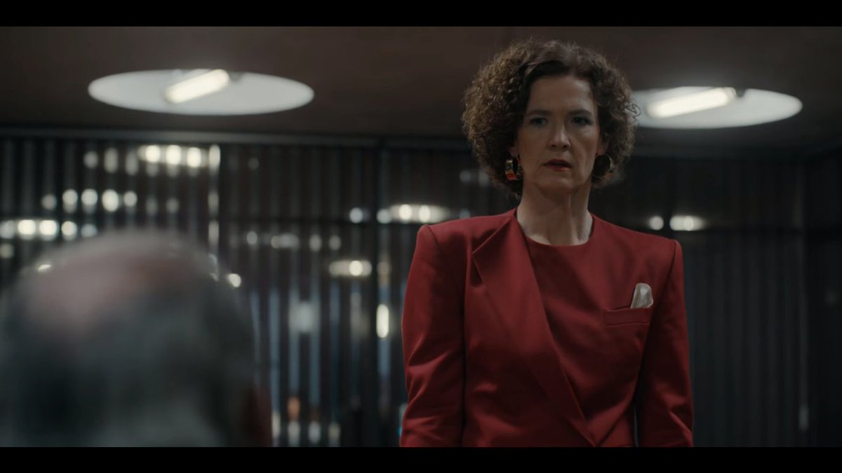 —Lipstik merah yg ditanyakan Franziska kpd Elisabeth—Busana kerja Claudia di hari pertama menjabat sebagai kepala PLTN selanjutnya.—jaket yg dikenakan Mikkel di hari ia menghilang