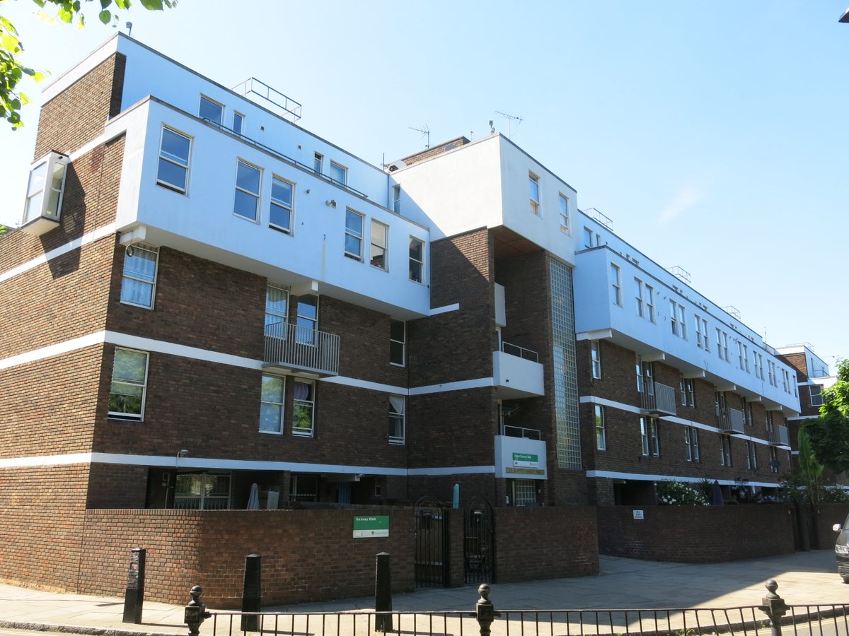 16/ The estate was thoroughly remodelled in the 1990s by the demolition of 460 of its homes and the restoration of a simpler street pattern. It’s been rebranded the New River Green Estate.