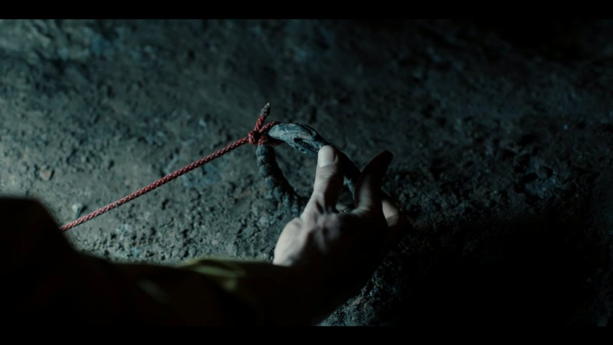  MERAH—tali yg digunakan untuk mengalungkan koin pd anak-anak yg menghilang—Martha dengan Ariane's thread nya dan simpul tali yg ditemukan Jonas di sepedanya—tambang berwarna merah yg mengikat ke "ouroboros" dlm gua