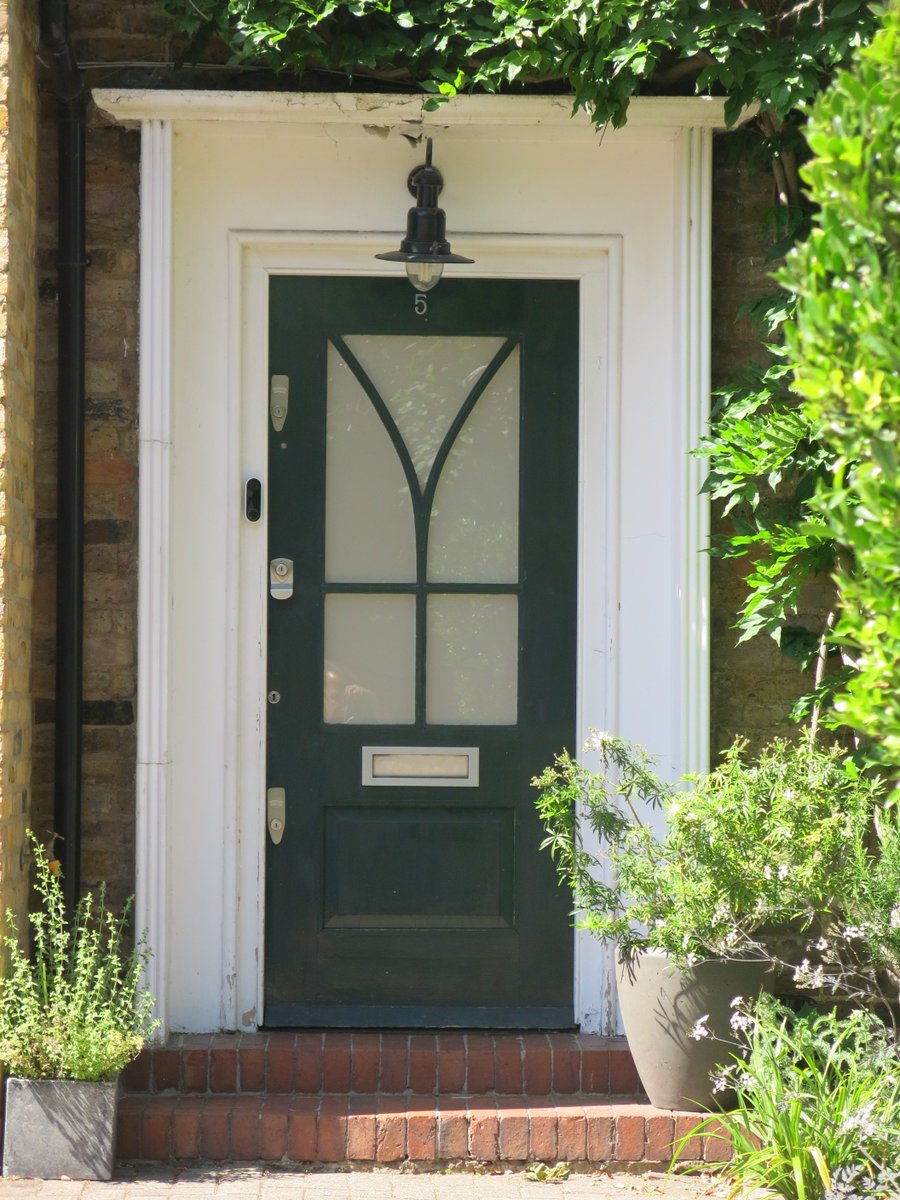 19/ By the mid-C20th, Canonbury was an area in decline. In 1943, the Northampton Estate, who owned the land, sought to raise its social cachet by appointing Louis de Soissons to comprehensively re-plan the area. He designed these homes including their distinctive front doors.