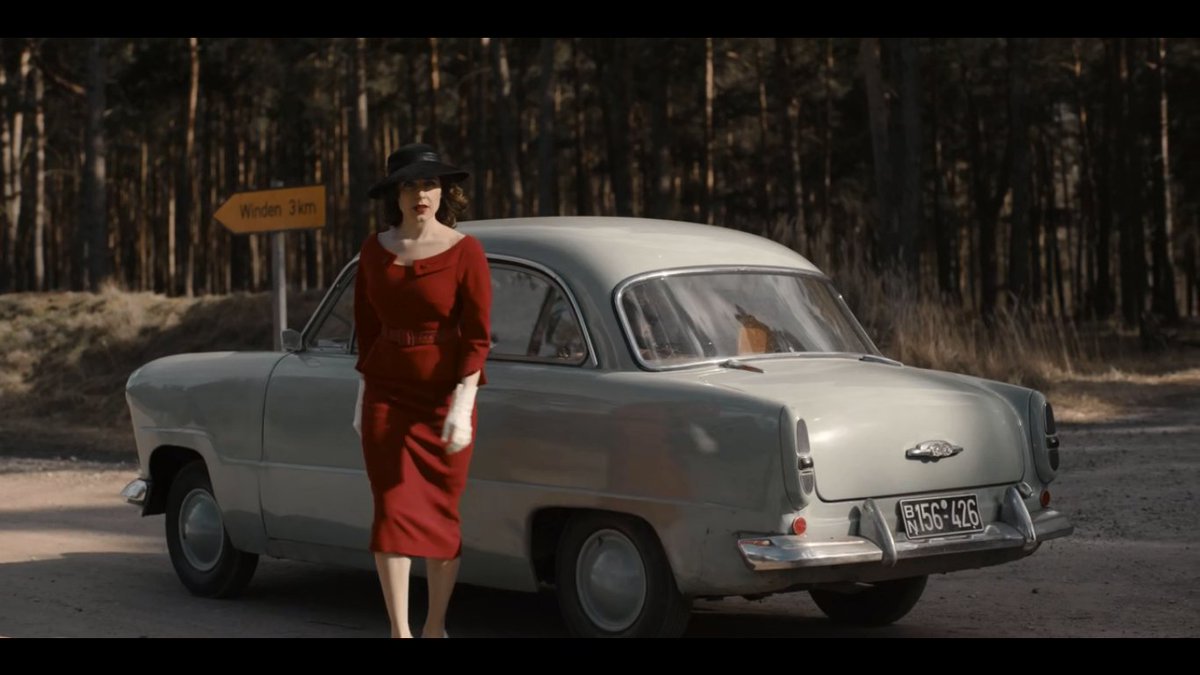 —busana Agnes saat pertama kali menginjakkan Winden di thn 1953—Hannah juga kerap kali mengenakan outfit berwarna merah