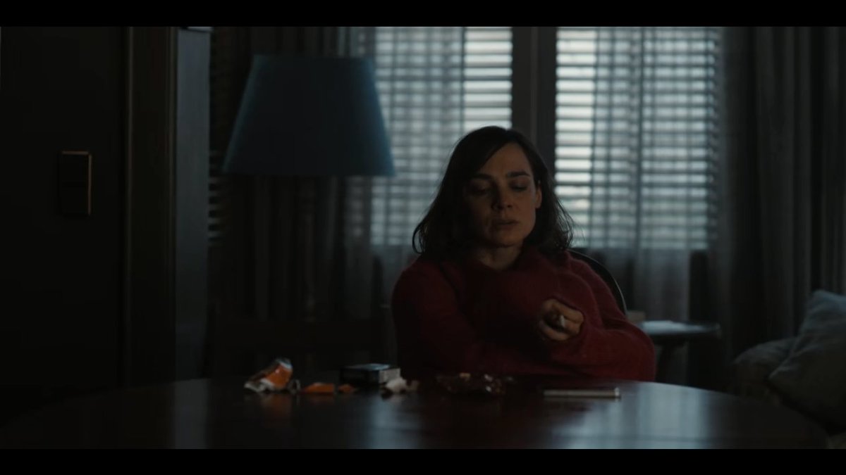 —busana Agnes saat pertama kali menginjakkan Winden di thn 1953—Hannah juga kerap kali mengenakan outfit berwarna merah