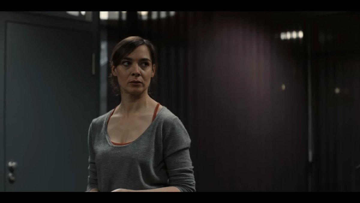 —busana Agnes saat pertama kali menginjakkan Winden di thn 1953—Hannah juga kerap kali mengenakan outfit berwarna merah