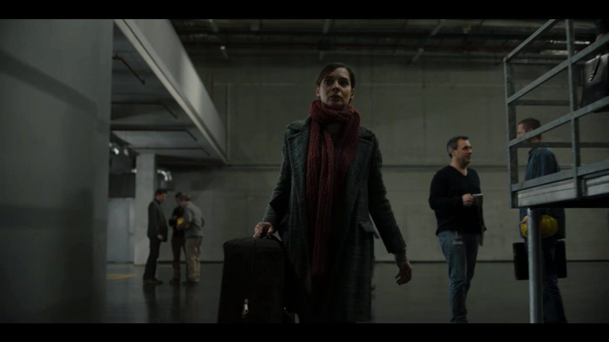 —busana Agnes saat pertama kali menginjakkan Winden di thn 1953—Hannah juga kerap kali mengenakan outfit berwarna merah