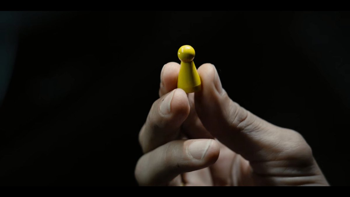  KUNING—Jas hujan milik Jonas—halma yg digunakan Mikkel untuk trik bermain sulap—Bungkus cokelat Raider (berwarna kuning keemasan dg tulisan merah)