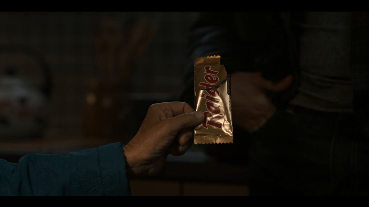  KUNING—Jas hujan milik Jonas—halma yg digunakan Mikkel untuk trik bermain sulap—Bungkus cokelat Raider (berwarna kuning keemasan dg tulisan merah)