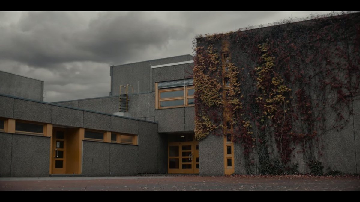 —Pintu & jendela sekolah—Drum2 berisi limbah PLTN—Pencacah gauger (gauger counter—Kaos yg dikenakan Mads Nielsesn di hari ia menghilang