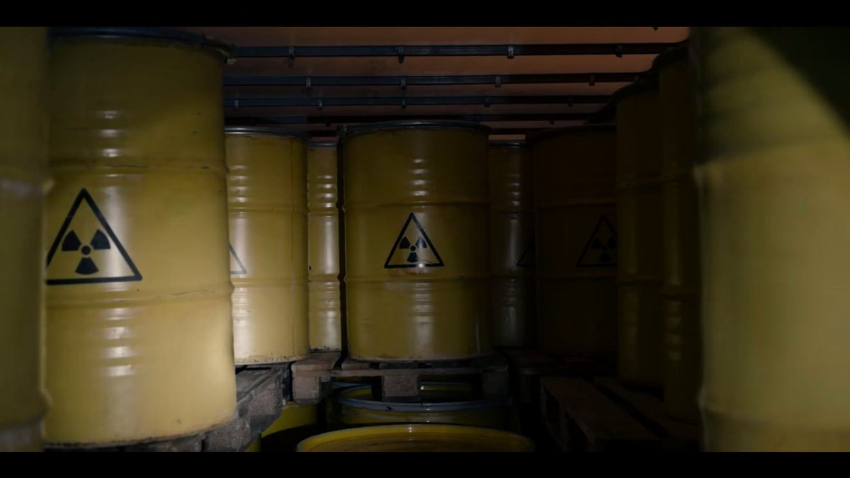 —Pintu & jendela sekolah—Drum2 berisi limbah PLTN—Pencacah gauger (gauger counter—Kaos yg dikenakan Mads Nielsesn di hari ia menghilang