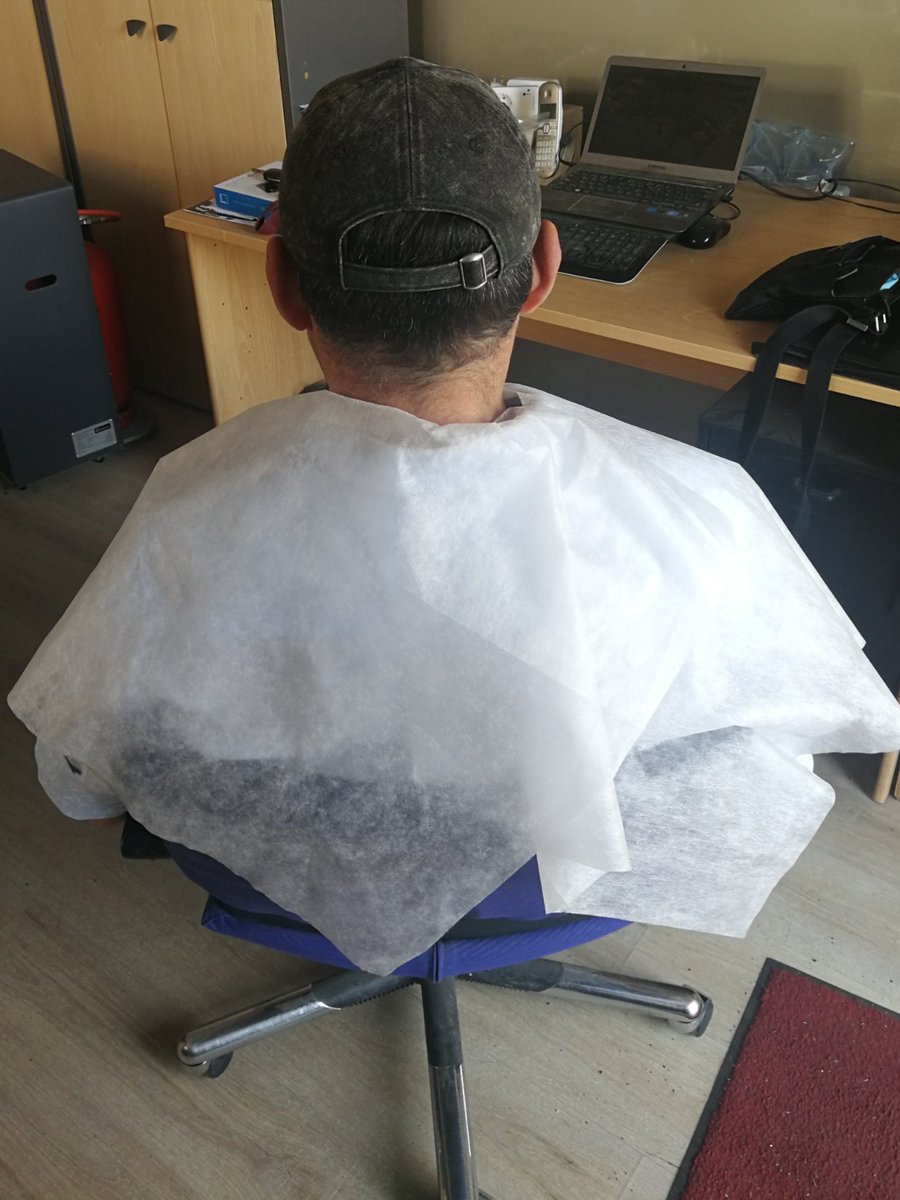 Leuchtalarm's tweet photo. Einwegumhänge aus Vliesmaterial sofort lieferbar, kein Schwitzen, Wasser perlt ab, Größe wie normale Friseurumhänge #corona #virus #covid #virenschutz #covid19 #virus #spuckschutzwand   #leuchtalarm #coronavirus #maske #friseur #einwegumhang #umhang #haare #desinfektion https://t.co/uUodPzvc74
