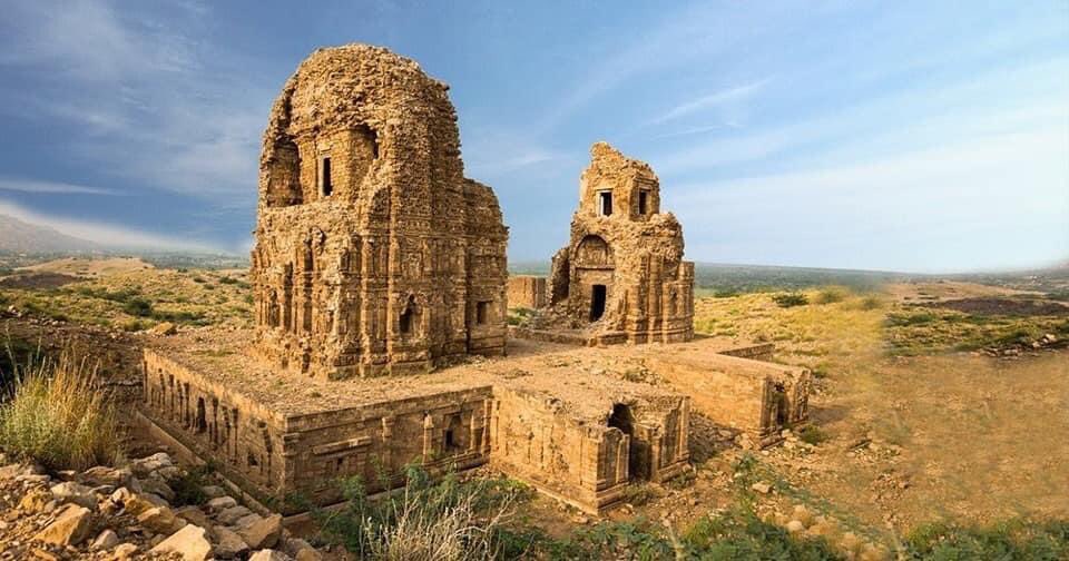 35•1000 years old ruined Hindu temple on bank of River Indus at kafir kot, Dera Ismail Khan, Khyber Pakhtunkhwa, Pakistan.