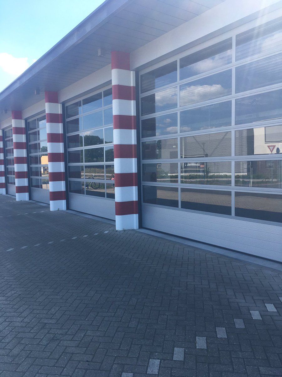 Kazerne Mierlo is leeg. Alle voertuigen en haakarmbakken zijn al de hele nacht en morgen in Hapert assisteren bij de zeer grote brand. v.d. Heijden transport. #tankautospuit #verlichtingsunit #containermetkraan #grootwatertransport #brandweermierlo