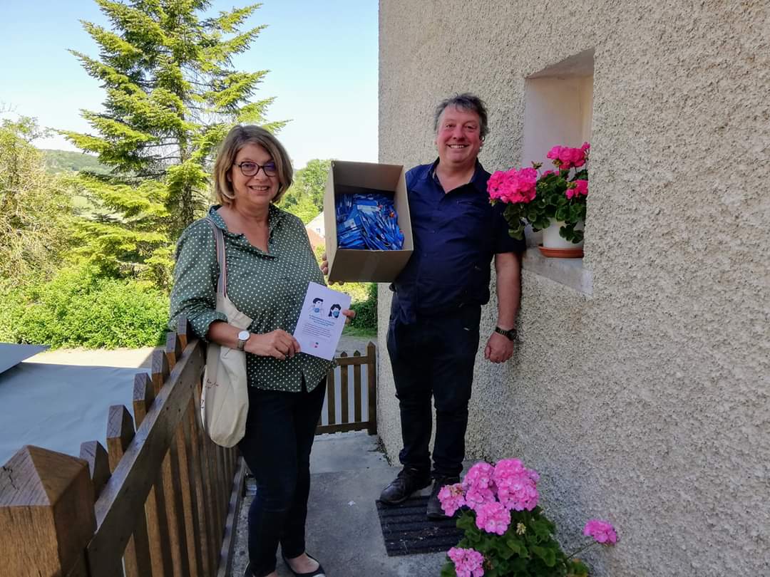 mariquiquemelle's tweet photo. A Salmaise, distribution #desmasques par madame le maire #FlorenceDelarue et #equipemunicipale aux habitants de #monvillageperché 👏👏 nos #ElusLocaux sont formidables #leurviedemaire #LeursViesDeMaires https://t.co/bHLPoOv5hu