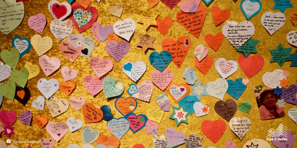 De hartenwand is  een plek waar deelnemers een boodschap achterlaten voor hun geliefden.  Dit jaar gaat de  wand virtueel.
Tweet je boodschap voor de hartenwand met ons. Of maak een eigen hartje en tweet ons de foto. Gebruik #ad6.
