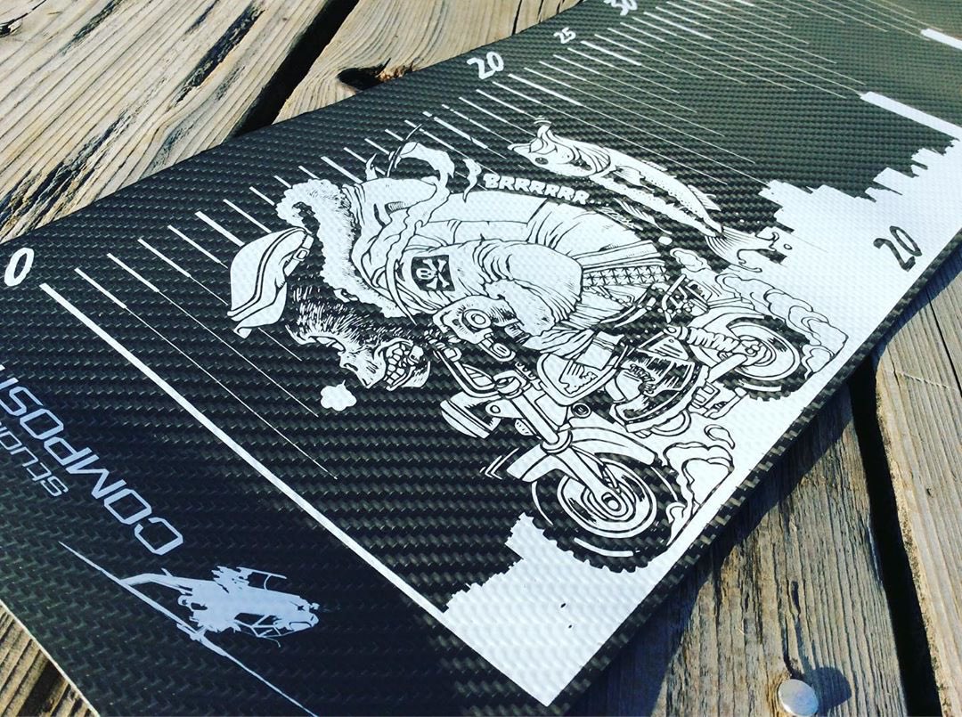 Flyace ファンキーイラストレーター カーボン地に白インクがめっちゃ映え〼 バスフィッシングブランド スタジオコンポジット さんのソフトカーボン製メジャーシートにゴリラのイラストを使用して頂いてます 街中をモンキーで駆け抜けてるような