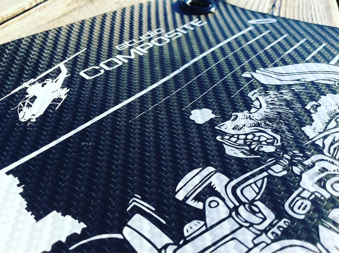 Flyace ファンキーイラストレーター カーボン地に白インクがめっちゃ映え〼 バスフィッシングブランド スタジオコンポジット さんのソフトカーボン製メジャーシートにゴリラのイラストを使用して頂いてます 街中をモンキーで駆け抜けてるような