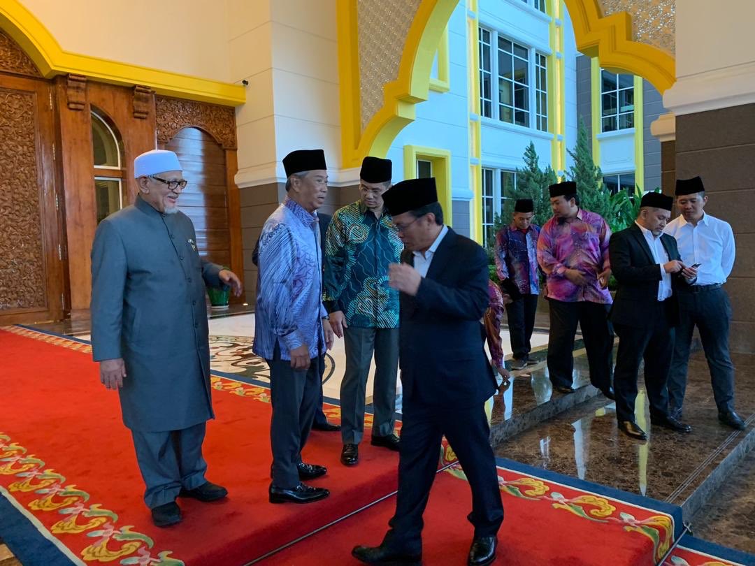 Sir_Azri's tweet photo. Tanya ketua parti Warisan Shafie Apdal. Apa beliau buat di Istana Negara pada 23 Febuari 2020? 

Ni lah pengkhianatan sebenar yang khianat PH dan kemudian khianat TSMY. https://t.co/N1JyowDXsj