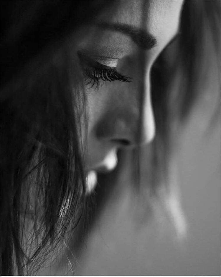 FjZBfuIgnmCrDgG's tweet photo. وأحيانًا الوجع لا يجعلك تبكي فقط.. بل يحولك إلى شخص صامت، ليس له أي صوت، موجود بين الناس، ولكنه ليس معهم. https://t.co/tZyVPZOg5l